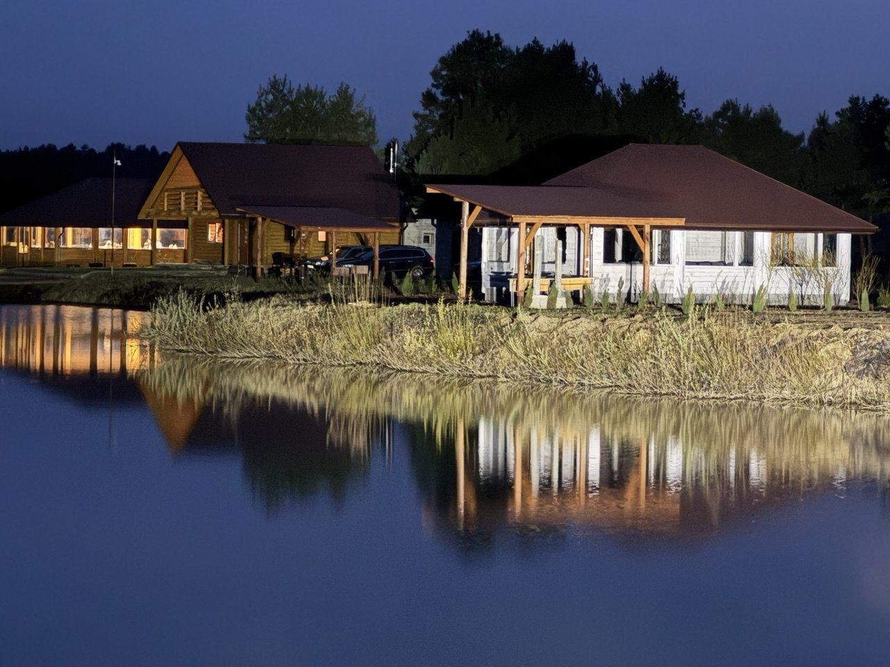 British Lakes біля озера